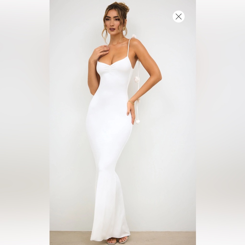 Elegant White Blackless Dress